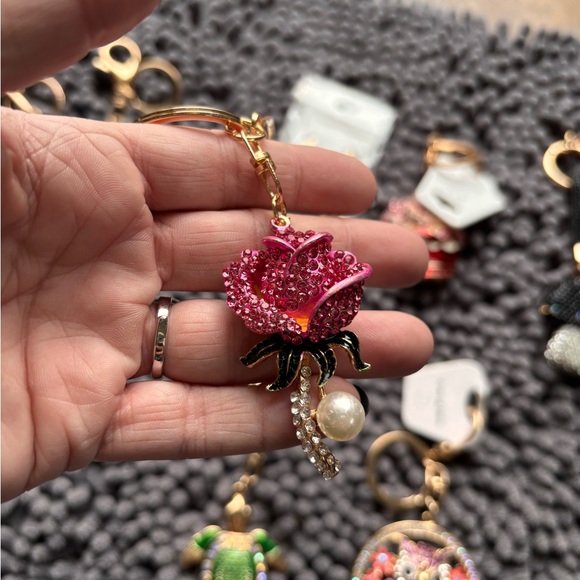 Lot of 8 adorable keychains/bag charms - Picture 5 of 5